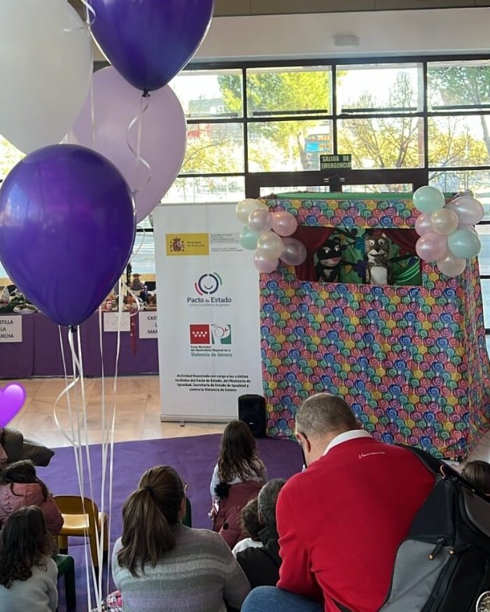 Espectáculo de títeres Pato y Piedra ante público infantil y familiar