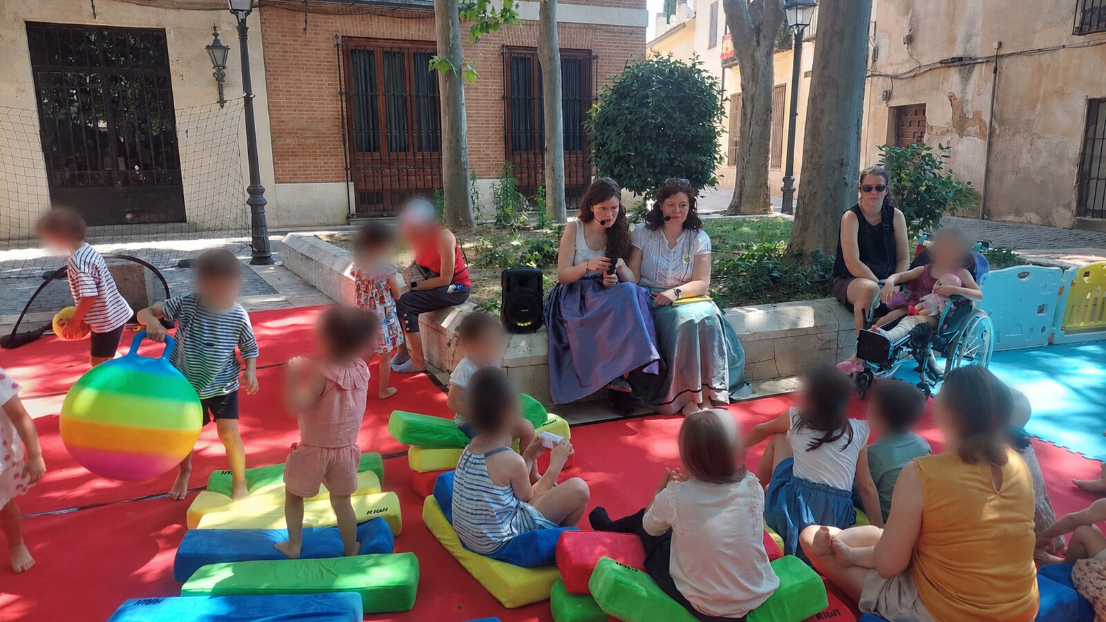 Cuentacuentos con niños dentro de un espacio YUCAX PLAY