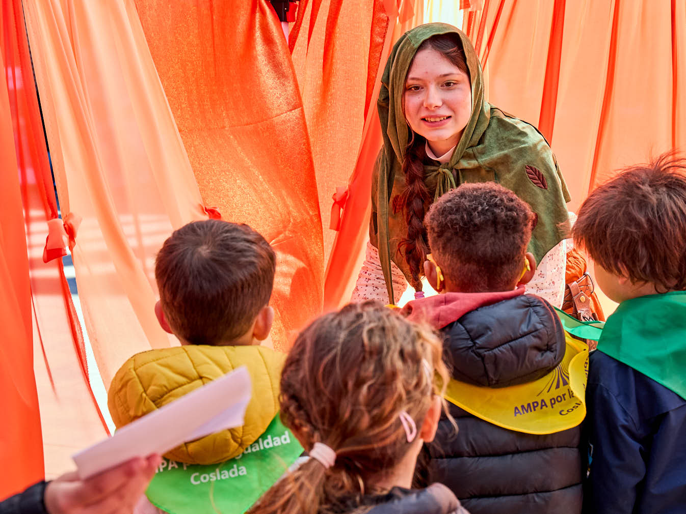 Niños participando en una experiencia narrativa de YUCAX