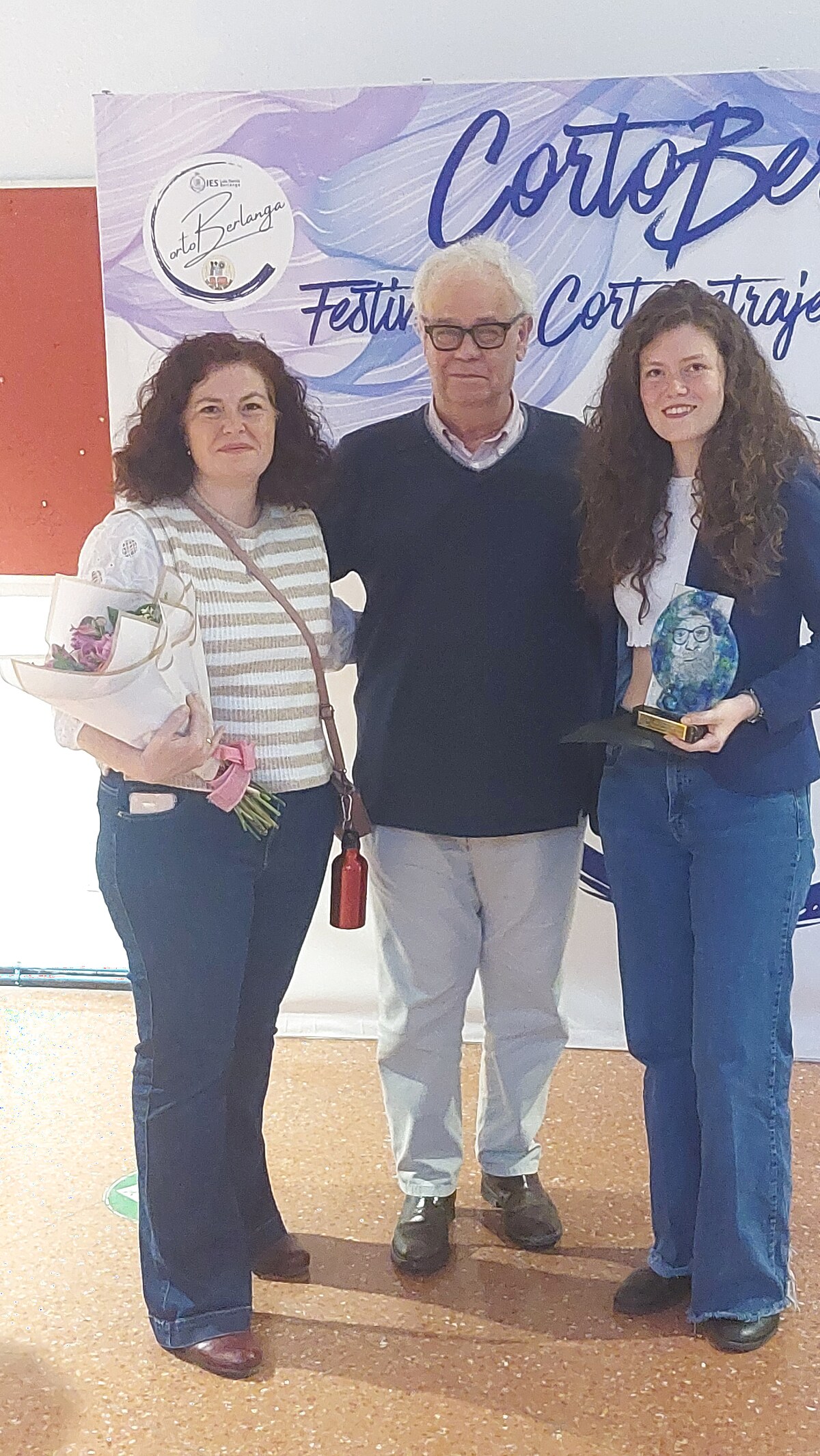 Entrega del premio al cortometraje Pixelados en el Festival Corto Berlanga