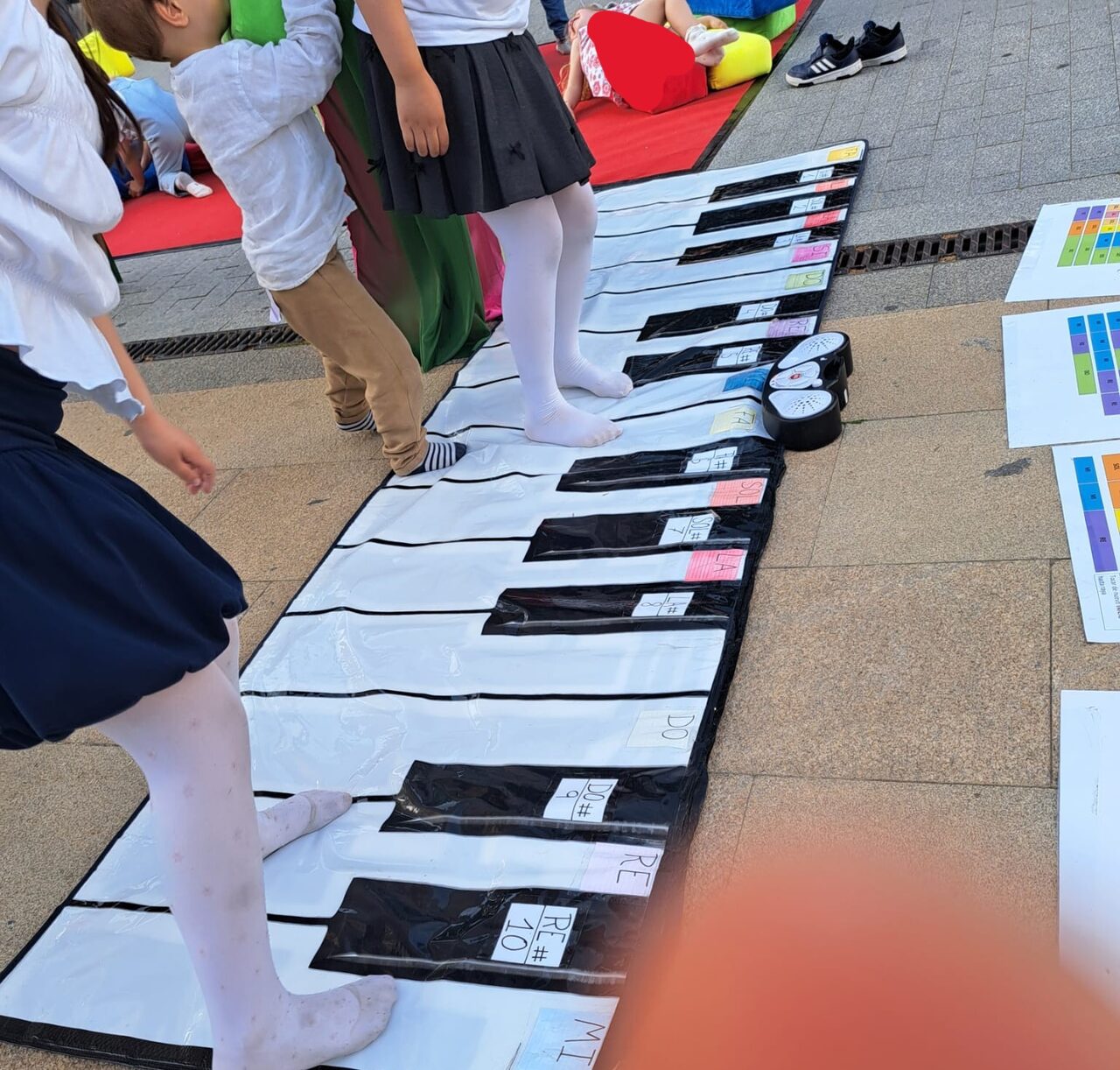 Niños jugando sobre el piano gigante de YUCAX PLAY