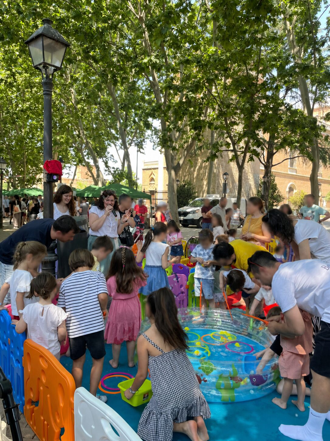 Actividad infantil de YUCAX en la Plaza Palacio de Alcalá de Henares