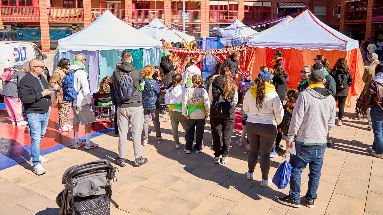 Evento de YUCAX con público en la Plaza Mayor de Coslada