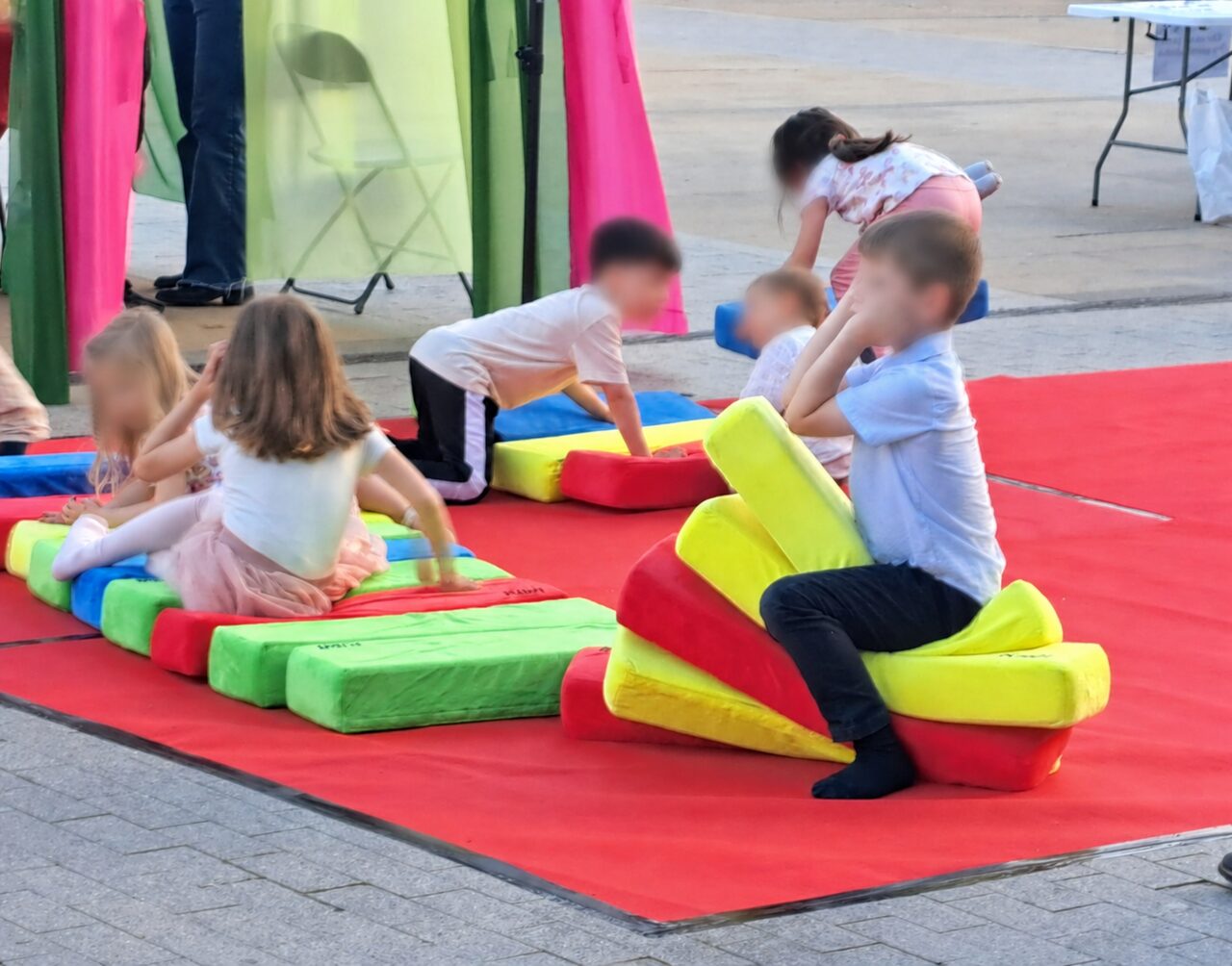 Niños jugando con Construcciones Gigantes de YUCAX PLAY