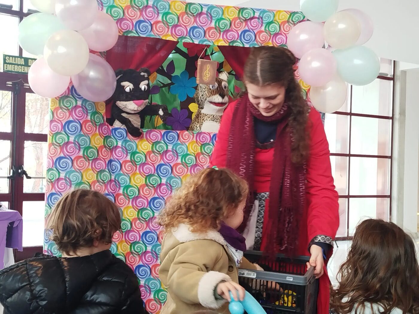 Actividad de títeres con participación infantil